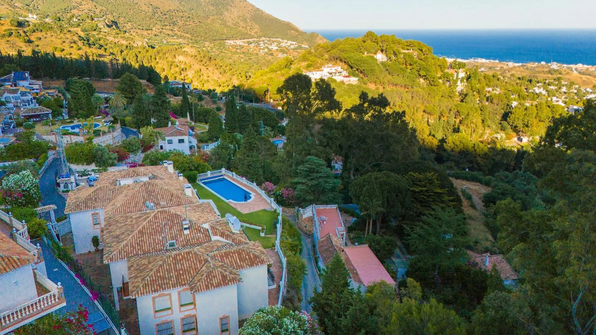 Seaviews & Pool In Center Of Mijas Pueblo Apartment