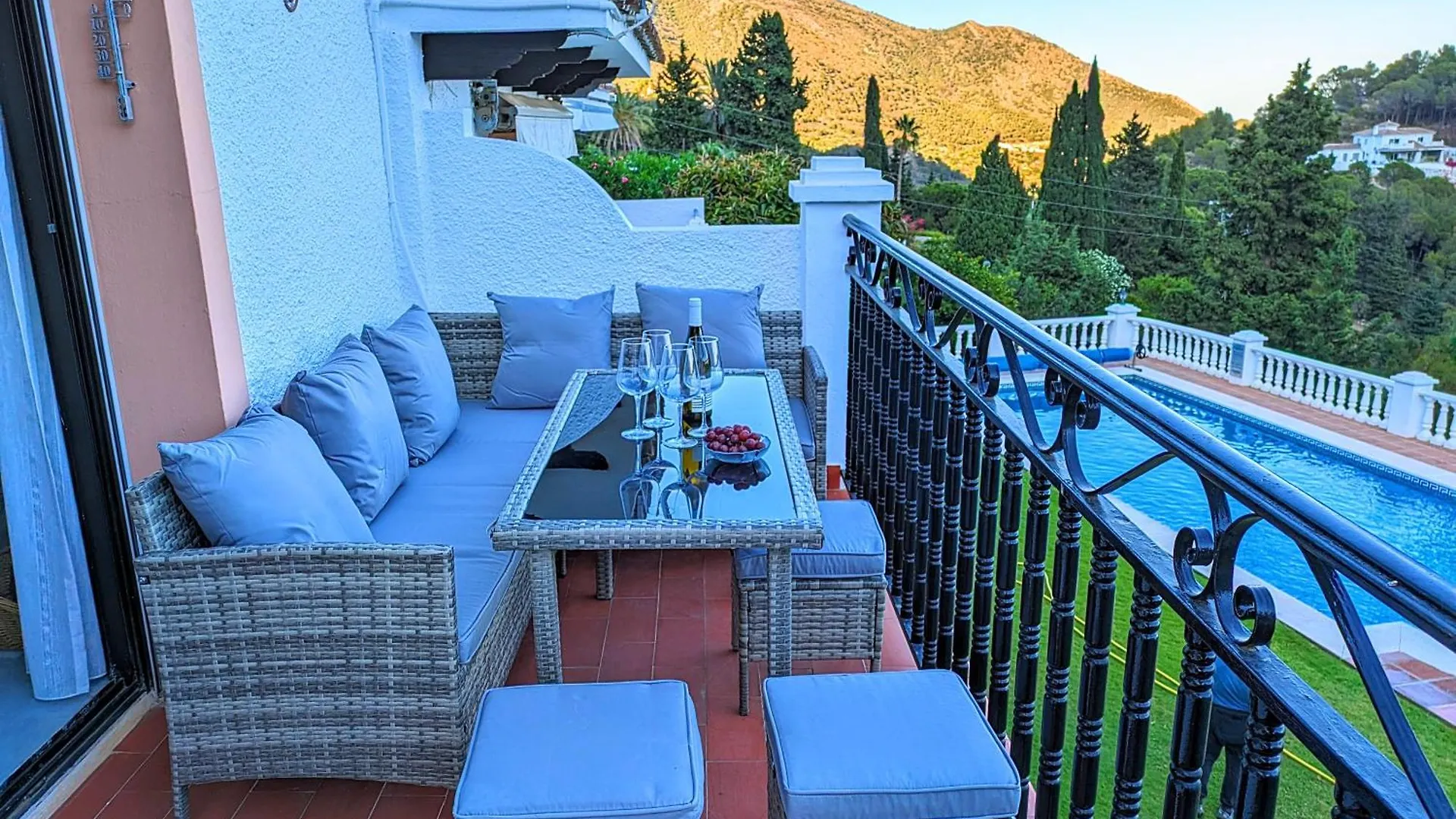 Seaviews & Pool In Center Of Mijas Pueblo Apartment