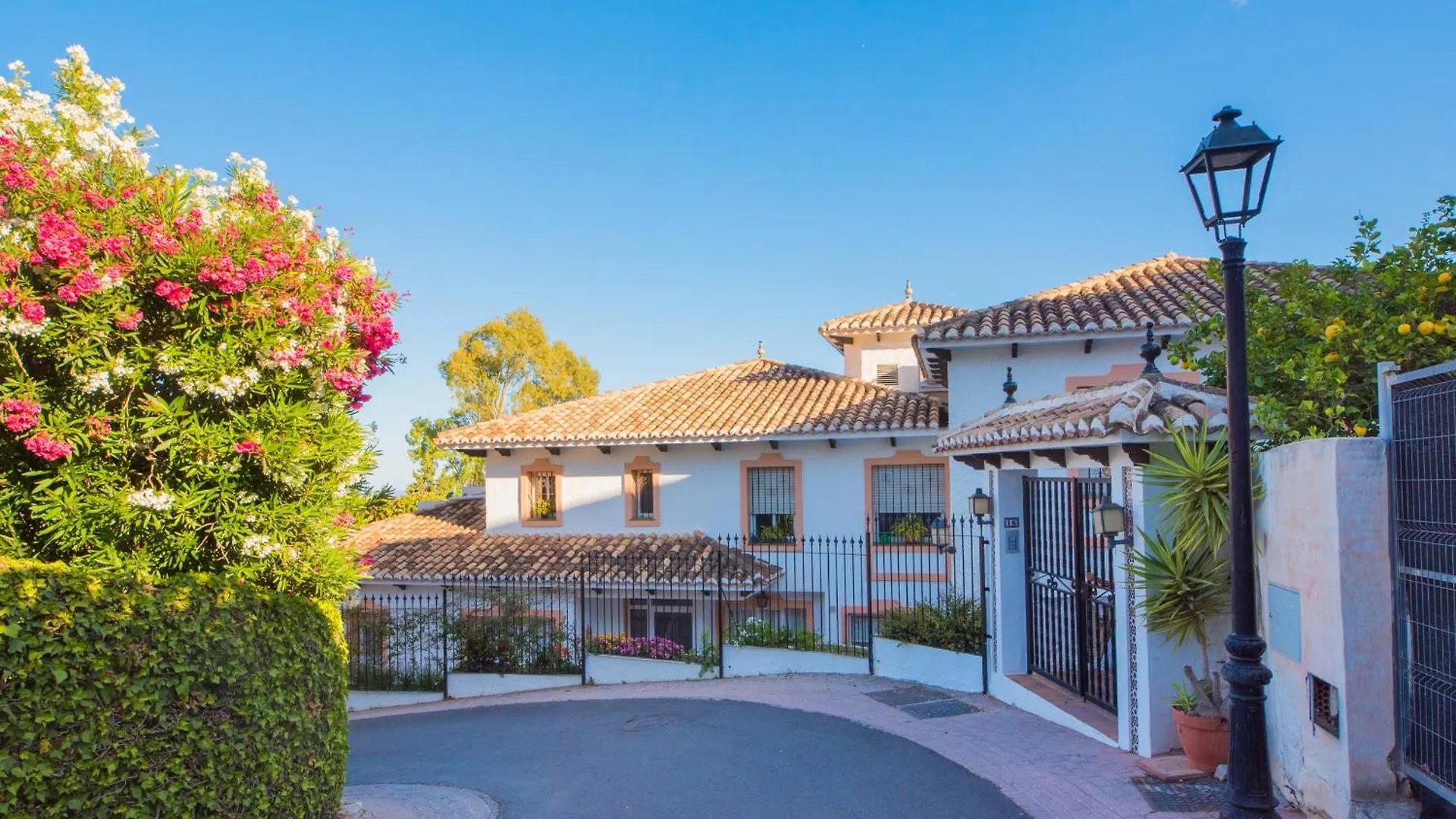 Seaviews & Pool In Center Of Mijas Pueblo Apartment