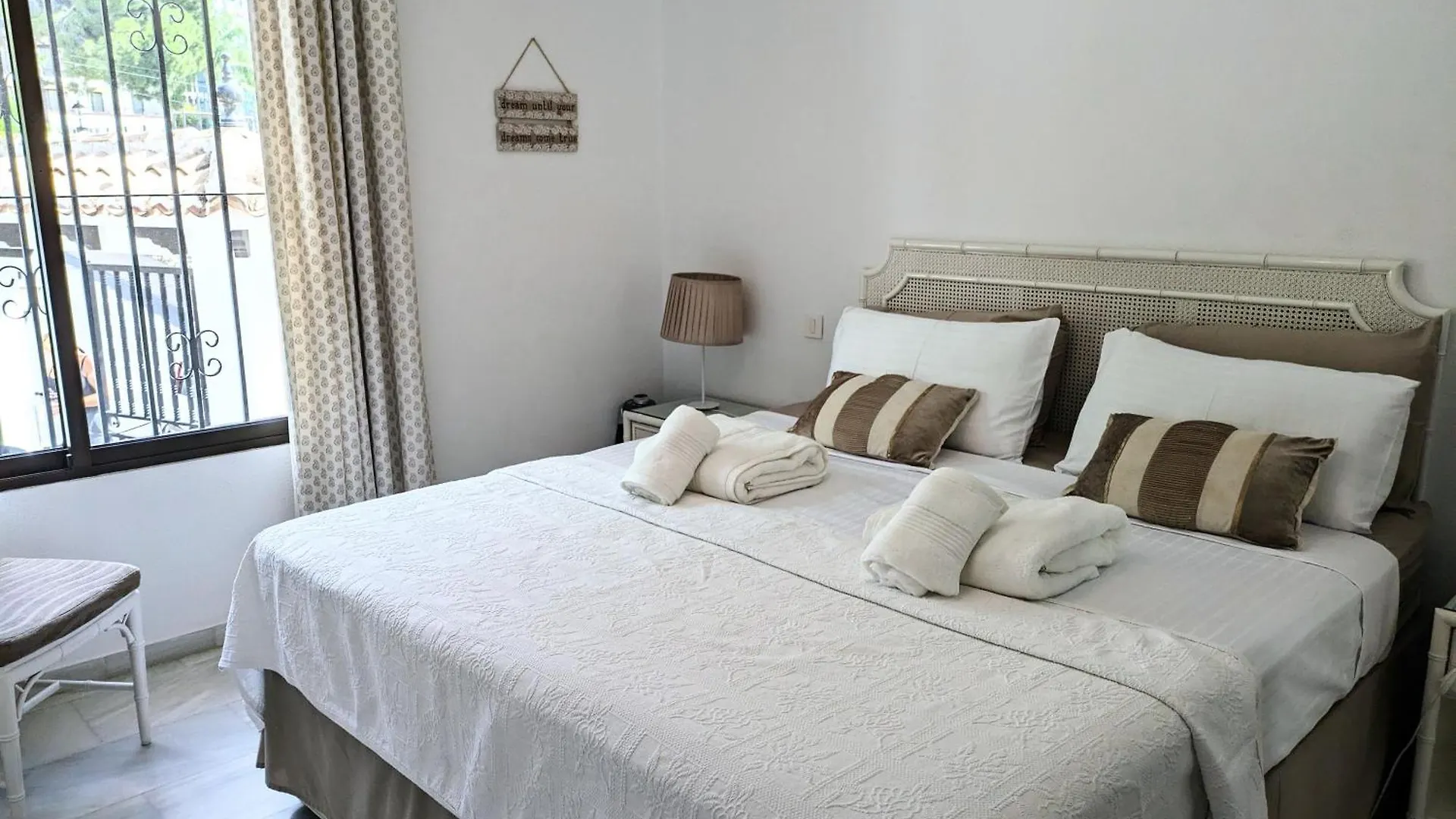 Seaviews & Pool In Center Of Mijas Pueblo Apartment