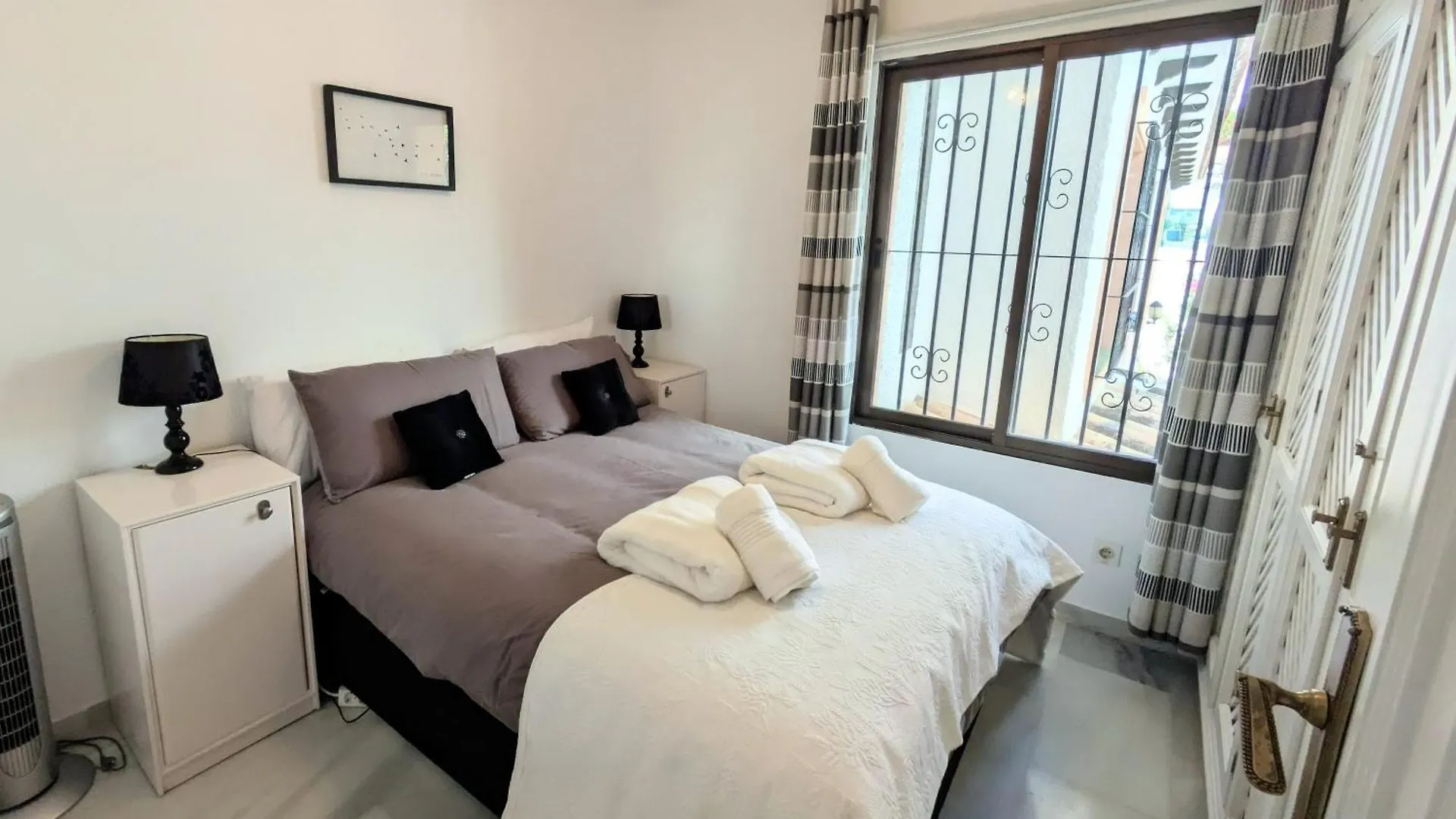 Seaviews & Pool In Center Of Mijas Pueblo Apartment
