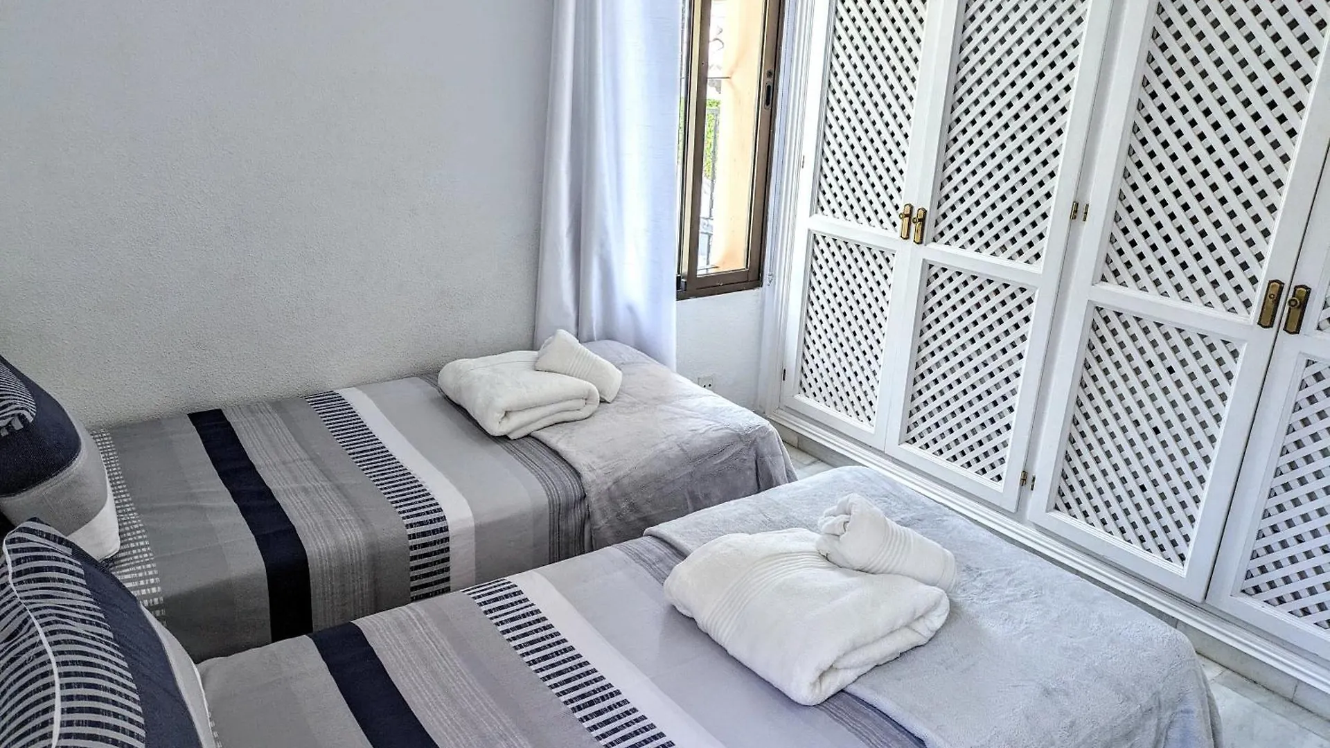 Seaviews & Pool In Center Of Mijas Pueblo Apartment