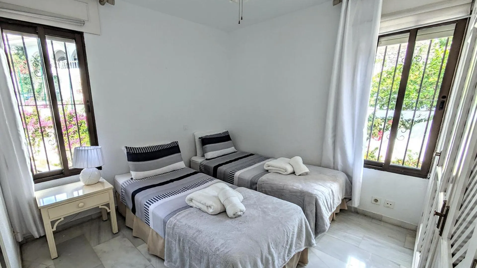 Seaviews & Pool In Center Of Mijas Pueblo Apartment