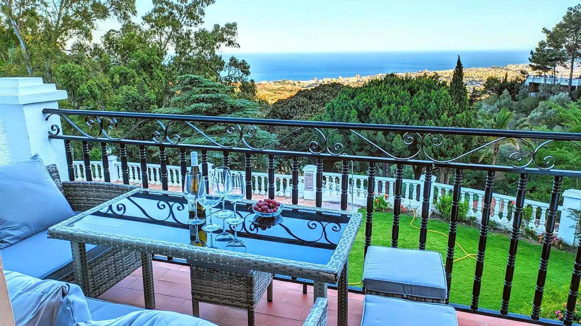 Seaviews & Pool In Center Of Mijas Pueblo location